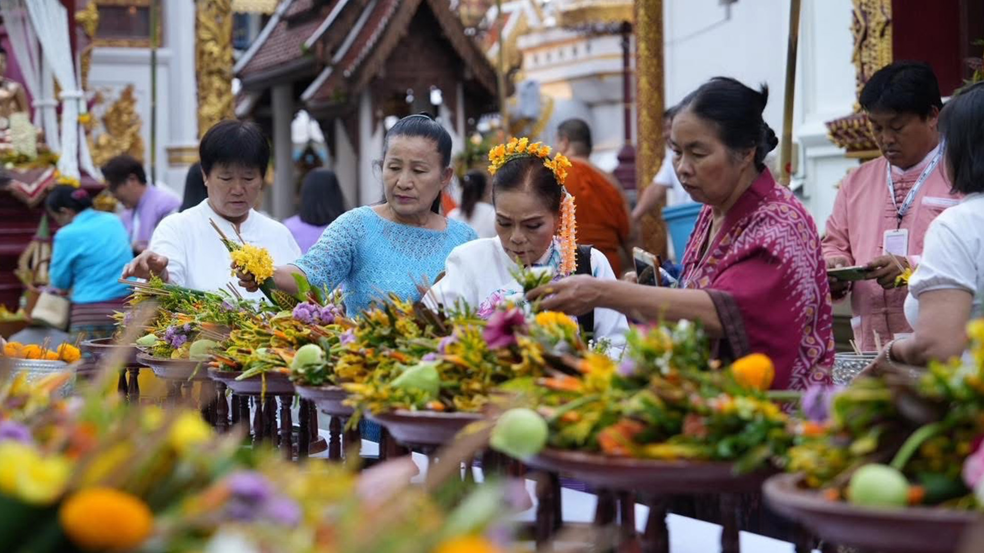 ประเพณีเดือน 8 เข้า เดือน 9 ออก ใส่ขันดอกสะดือเมืองเชียงราย