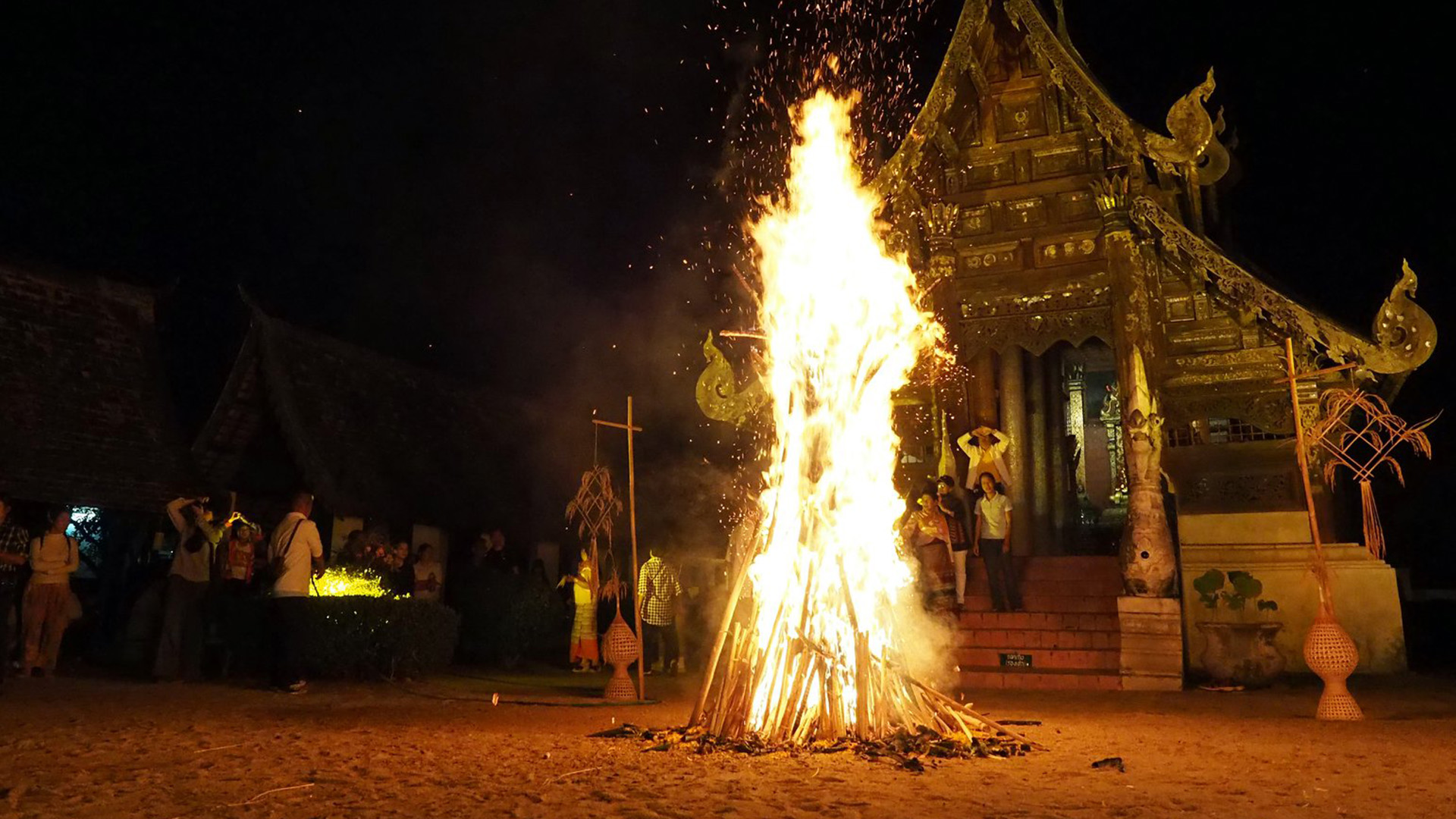 ประเพณีตานหลัวหิงไฟ