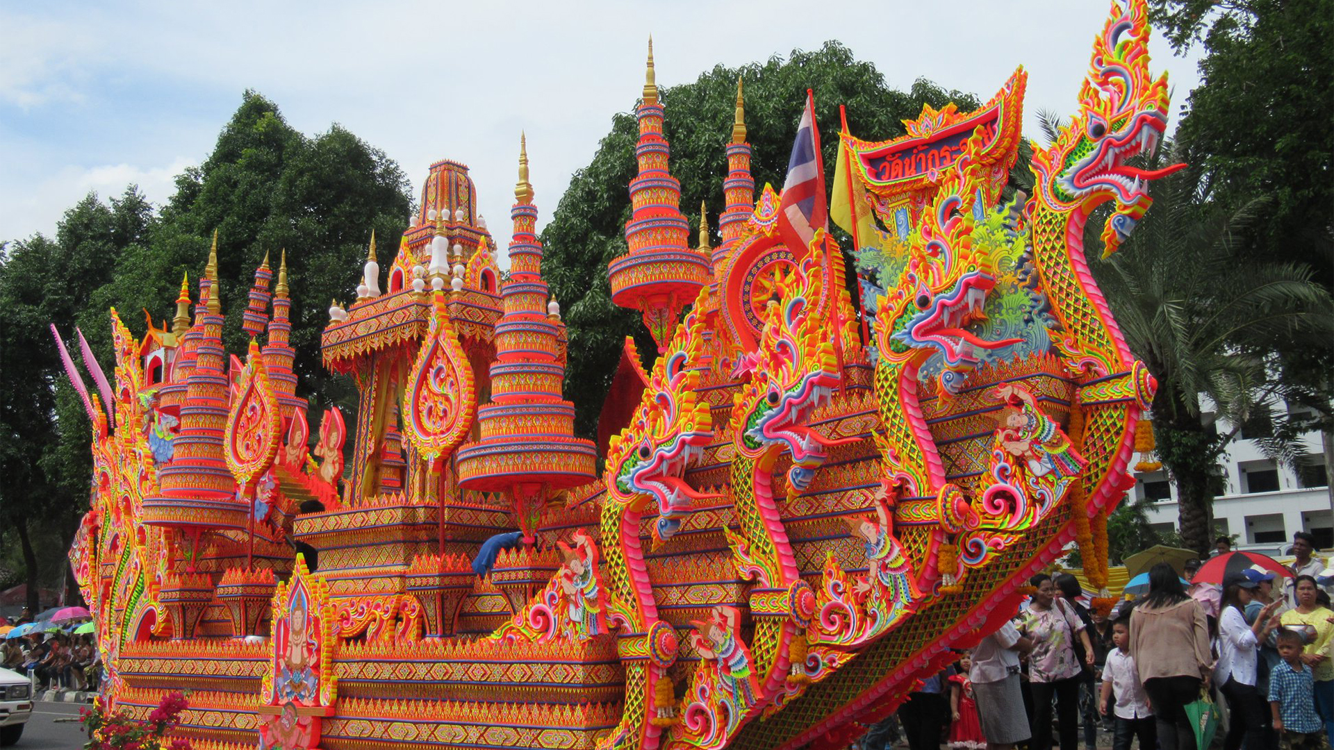 ประเพณีลากพระและตักบาตรเทโว