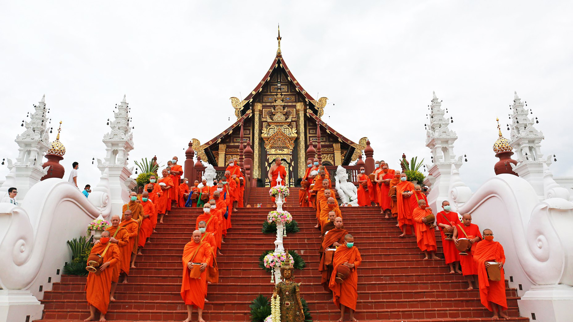 ประเพณีออกพรรษา ไหลเรือไฟ ตักบาตรเทโวโรหณะ อุบลราชธานี