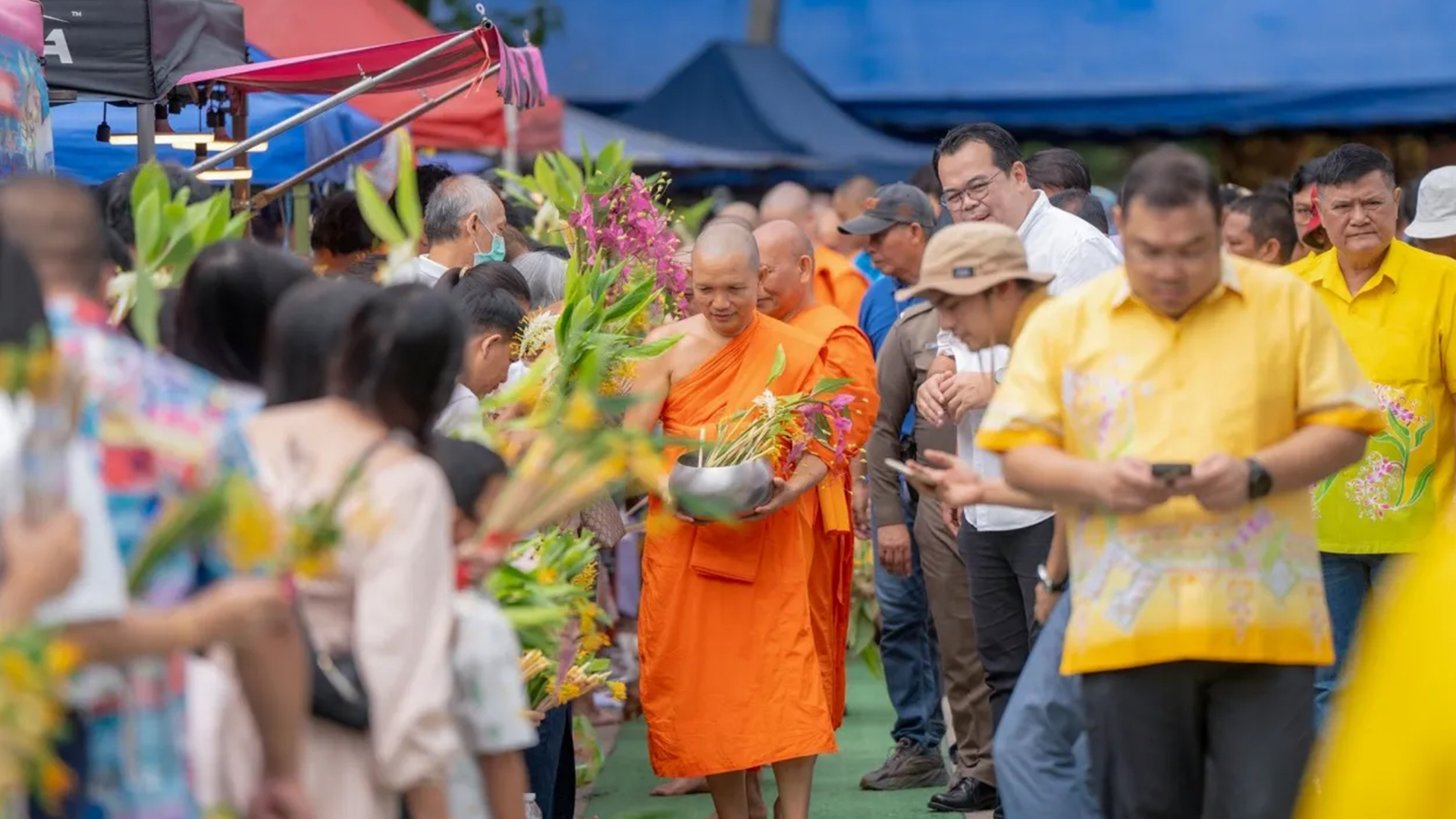 ประเพณีตักบาตรดอกไม้