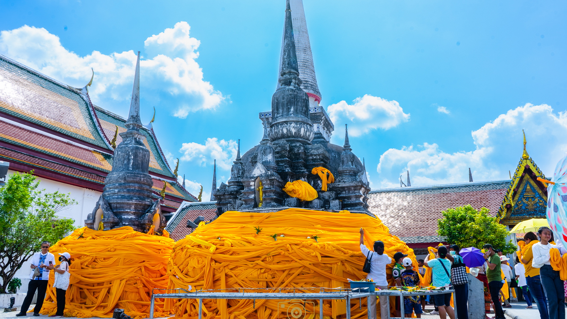 ประเพณีแห่ผ้าขึ้นธาตุ