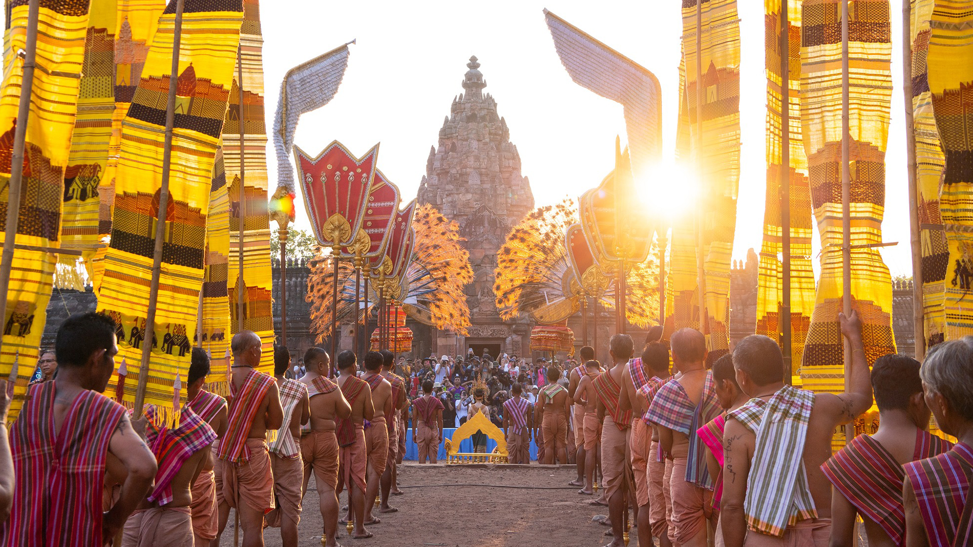 ประเพณีขึ้นเขาพนมรุ้ง