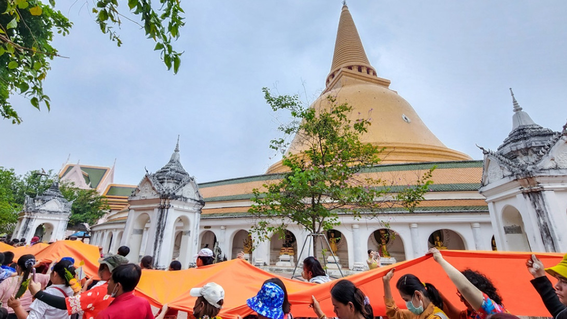 ประเพณีแห่ผ้าห่มองค์พระปฐมเจดีย์