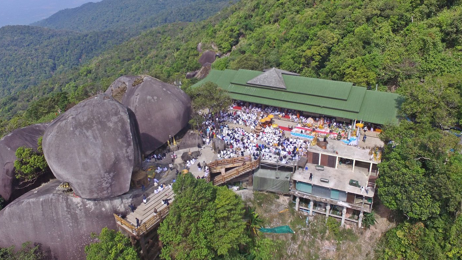 งานนมัสการรอยพระพุทธบาทพลวง