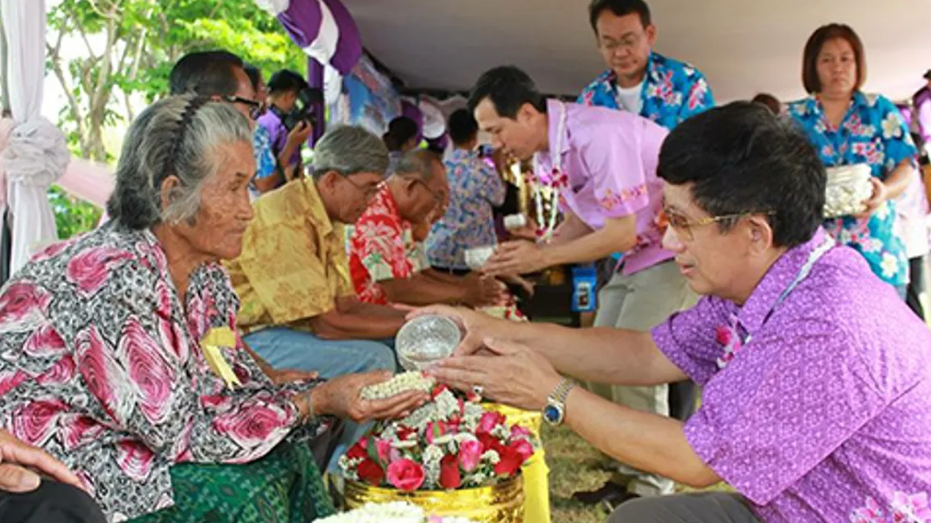 ประเพณีบวงสรวงศาลหลักเมือง และรดน้ำดำหัวผู้สูงอายุ